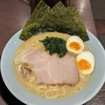 横浜家系ラーメン 丸岡商店 東新町店 - 正面からのラーメン