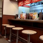 横浜家系ラーメン 丸岡商店 - カウンター席