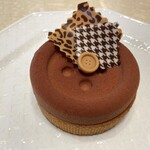 Cafe Dior - ボタンの形のチョコケーキ　八角の香り　断面撮影忘れました