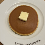 ホットケーキ つるばみ舎 - バターをのせて、さっそくいただきます。