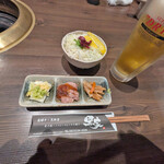 黑家 本店 - ランチにはサラダと三種盛りが付く　トリビーと