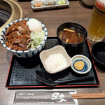 黑家 本店 - 飛騨牛どて丼、追い温玉　ビールに合う