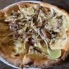 ピッツァカジカーノ - 料理写真:天然舞茸とベーコンのピザ1500円。ライム付き。舞茸は山で取れた天然物を使っている。チーズとベーコンの塩味に、玉ねぎ、ブラックペッパーなどがまぶしてある。お好みでライムを絞ると爽やかな味変も堪能可能。