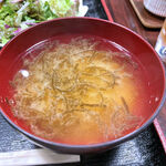 大衆酒場 朝霞 ミフネ - 味噌汁はシンプルにモズクのみ。