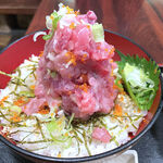 大衆酒場 朝霞 ミフネ - ネタは、本マグロの中落ち、バチマグロ、ブリ、ネギトロ、とびっ子、玉ねぎ。