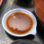 大衆酒場 朝霞 ミフネ - 海鮮丼は具を平らにならして、たれを回し掛けします。