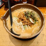 麺屋壱正 - ●信州味噌ラーメン（麺硬め）902円

先ずはニンニクのコク感を感じる

シッカリとした軽く濃いめな信州味噌の味わいで
味噌の風味も消えてなくて良い感じ♪

これ、バター入れたら合うだろうなあ♪