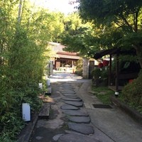 久右衛門邸 - 門から母屋へ