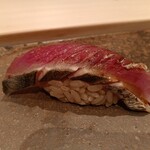 鮨 銀座 おのでら - 鰹　桜チップの燻製
      　行者ニンニク　長崎県壱岐