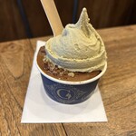 젤라테리아 지나 - 下:キャラメルくるみ 上:ピスタチオ