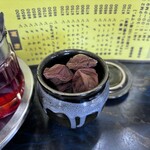 龍昌 - 卓上には自家製と思われる梅干しもありました