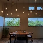 センプレ - 大きな窓からは深い緑。天井からぶら下がるペンダントライトが星のよう。•*¨*•.¸¸☆*･ﾟ