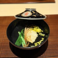 京会席　銀明翠 - 御碗　菊花仕立て　鱧焼き目付け、茶榎木、うさぎ大根、金時草、柚子