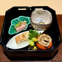 京会席　銀明翠 - 前菜　栗白和え、精進麩、鲍茸、鱧棒寿司、生八ム、柿ブルーチーズ和え、銀杏松葉刺し、鱧前餅