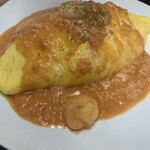 キッチンエッグス - 海老とカニのトマトクリームソース(店長おまかせオムライス)