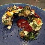 センプレ - お店のスペシャリテのひとつ。三重県産にこだわった32種の食材を使ったサラダ。赤いソースはビーツと葡萄。