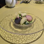 自然派中華とワイン 戸芽主 - サラダは印西市柴海農園さんの野菜。2種類のジャガイモと、おくら、おくらの花、つるつる胡瓜など。