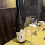 自然派中華とワイン 戸芽主 - 料理に合わせたシェフチョイスのグラス。オーガニック感溢れるボトルです。爽やかなハニー香る。