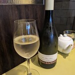 自然派中華とワイン 戸芽主 - グラスワイン　シェフチョイス。ボトルに残った最後の1杯だったので、サービスで多め（笑）