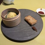 自然派中華とワイン 戸芽主 - 点心2種は、海老の旨味が効いた大根餅と、鶏と卵の親子点心！