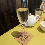 自然派中華とワイン 戸芽主 - グラススパークリングワイン