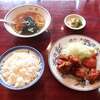 四川風中華料理 山幸 - 鶏の唐揚げライス（ワンタンスープ）