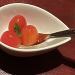 バー アンダンテ - お通しのミニトマトのピクルス