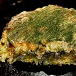 お好み焼 オモニ - 内外玉子なので、つなぎ生地も玉子風味でまろやか
      中央に散りばめられた油カスが秀逸ჱ̒ (^O^)