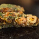 お好み焼 オモニ - ちくわはおでん鍋からダイレクトに
      エビは濃い味のものを使ってる  (*´ч`*) ｳﾝﾏッ！