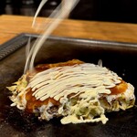 お好み焼 オモニ - 店員さんがマヨネーズで仕上げてくれる