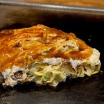 お好み焼 オモニ - 千切りキャベツが外は焼きキャベツ中は蒸しキャベツ
      これぞ生野のお好み焼きって外観