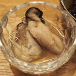 小皿のまぐろとさば。 - 牡蠣の潮煮