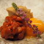 小皿のまぐろとさば。 - 奥が泡醤油