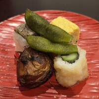 割烹 市川 - 盛り合わせ
                      秋刀魚寿し、鯛のそぼろ入り卵焼き、鱧の南蛮漬けアスパラ巻き、黒豆、きぬかつぎ