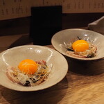 小皿のまぐろとさば。 - 料理は取り分けで提供