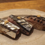 小皿のまぐろとさば。 - 豊漁で脂のり抜群