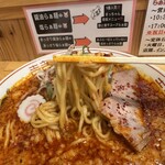 らぁ麺 まっちゃん - 【塩ベースのピリ辛らぁ麺＝平打中太ストレート麺】