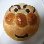 木村屋製パン所 - アンパンマンのチョコレートパン。さまざまな表情があって、手書きの味が出ています。