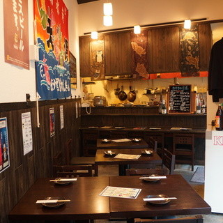 《テラス席で開放的に》アットホームな店内。10名以上で貸切も