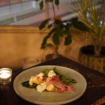 kong tong - 白桃とモッツァレラチーズ、生ハムのサラダ