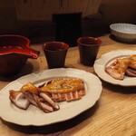 小皿のまぐろとさば。 - 料理は取り分けで提供