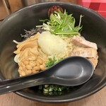 油ソバ専門店 山ト天 - 塩すだち油ソバ ¥830＋納豆 ¥100（価格は訪問時）