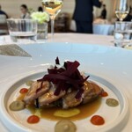 オーベルジュ・ド・リル ナゴヤ - シストロン産仔羊の腿肉のロティと発酵ビーツ　茄子のカネロニ　トマトソースとジュ・ソース