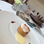 オーベルジュ・ド・リル ナゴヤ -  チュイールの葉巻仕立て　桃とフランボワーズのハーモニー