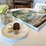 オーベルジュ・ド・リル ナゴヤ - カヌレとティードラゴンのゼリーとココナッツのケーキ