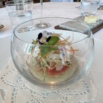 オーベルジュ・ド・リル ナゴヤ - カツオとフルーツトマトとバジルマヨネーズ和え　発酵ガスパッチョのジュレ