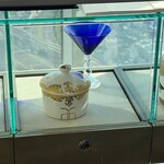 オーベルジュ・ド・リル ナゴヤ - 店内に飾られたフォアグラのコンフィ持ち帰り用の陶器