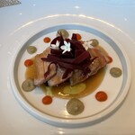 オーベルジュ・ド・リル ナゴヤ - シストロン産仔羊の腿肉のロティと発酵ビーツ　茄子のカネロニ　トマトソースとジュ・ソース