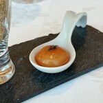 オーベルジュ・ド・リル ナゴヤ - アンティーチョークの上にトマトジュレと黒オリーブがのったものが蓮華の上にのったもの