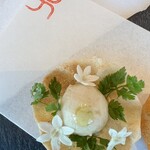 オーベルジュ・ド・リル ナゴヤ - 白魚のムースの下に八丁味噌が入って、食用のお花（ペンタス）やハーブで飾り付けしたフィンガーフード